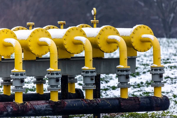 Gelbe Elemente Der Gasinfrastruktur Ragen Aus Dem Boden Winterfoto Einer — Stockfoto