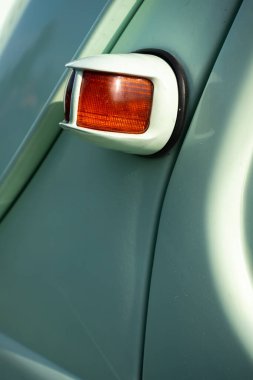 Yeşil, restore edilmiş klasik bir arabanın arka lambası. Fotoğraf doğal ışık altında çekildi..