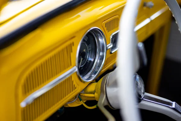 Helyreállított Sárga Klasszikus Autó Belső Fénykép Készült Természetes Fényben — Stock Fotó