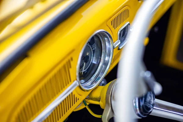 Interior Carro Clássico Amarelo Restaurado Foto Tirada Luz Natural — Fotografia de Stock