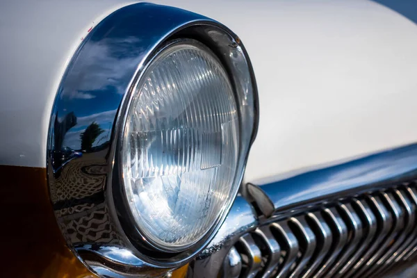 復元された古典的な車のクロムメッキフロントランプ 自然光の中で撮影 — ストック写真