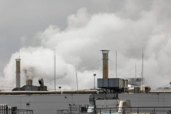 Puffs Vapor Que Salen Las Chimeneas Techo Una Planta Industrial —  Fotos de Stock