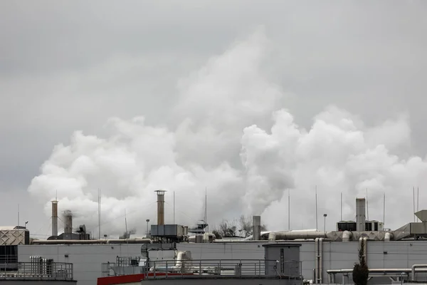 Puffs Vapor Que Salen Las Chimeneas Techo Una Planta Industrial —  Fotos de Stock