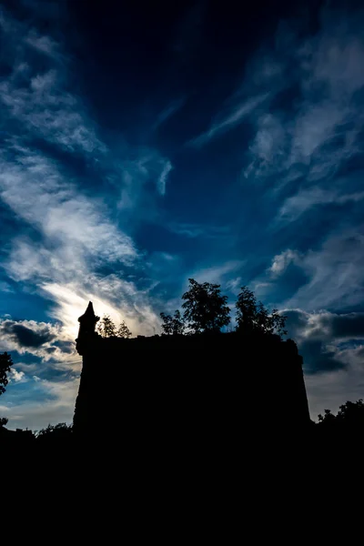 Ruínas Castelo Misterioso Contra Céu Dramático Foto Tirada Meio Dia — Fotografia de Stock
