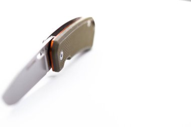 Beyaz arka planda izole edilmiş küçük bir avcı bıçağı. Fotoğraf yumuşak yapay ışık altında çekildi.