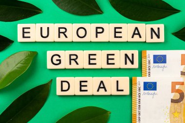 Yeşil arkaplana yeşil laves ve 50 euro banknotlar konan mektuplardan oluşan 