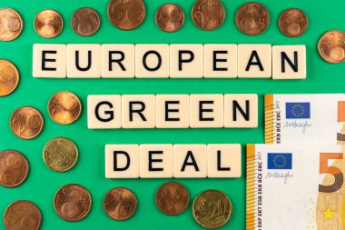 Avro sentleri ve 50 avroluk banknotlarla yeşil zemin üzerine konulan mektuplardan oluşan 