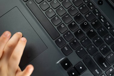 Genç kız klavyede yazı yazıyor. İnternetteki çocukların riskli davranışları.