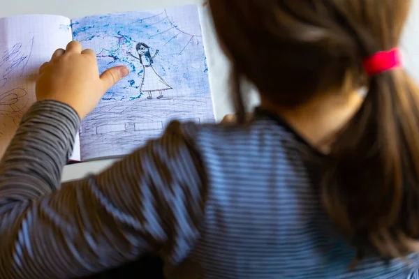 Маленькая Девочка Рисует Картину Карандашами Фотография Сделана Естественном Свете Окна — стоковое фото