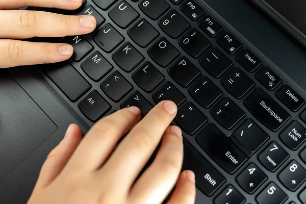 Chica Joven Está Escribiendo Teclado Comportamiento Riesgoso Los Niños Internet —  Fotos de Stock