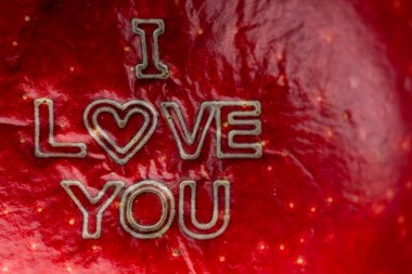 Kırmızı bir elmanın derisine işlenmiş 