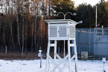 Kampinos Ulusal Parkı 'ndaki Granica' da hava gözlem istasyonu. Fotoğraf kış öğleden sonra çekildi. Doğal yumuşak ışık