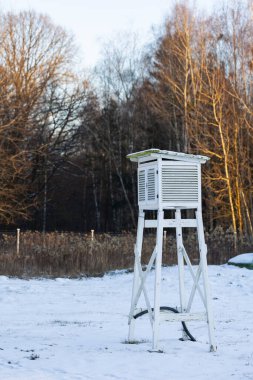 Kampinos Ulusal Parkı 'ndaki Granica' da hava gözlem istasyonu. Fotoğraf kış öğleden sonra çekildi. Doğal yumuşak ışık