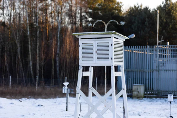 Kampinos Ulusal Parkı 'ndaki Granica' da hava gözlem istasyonu. Fotoğraf kış öğleden sonra çekildi. Doğal yumuşak ışık
