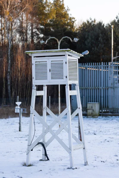 Kampinos Ulusal Parkı 'ndaki Granica' da hava gözlem istasyonu. Fotoğraf kış öğleden sonra çekildi. Doğal yumuşak ışık
