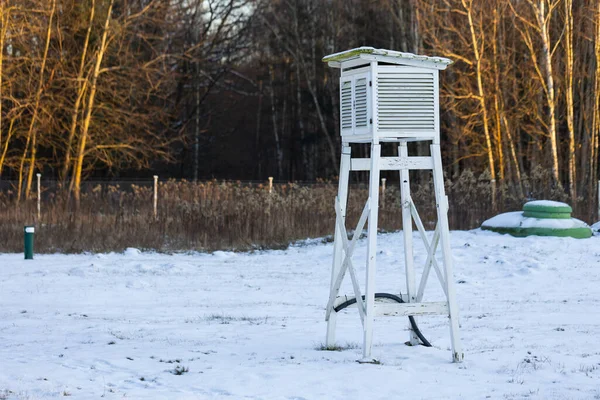 Kampinos Ulusal Parkı 'ndaki Granica' da hava gözlem istasyonu. Fotoğraf kış öğleden sonra çekildi. Doğal yumuşak ışık