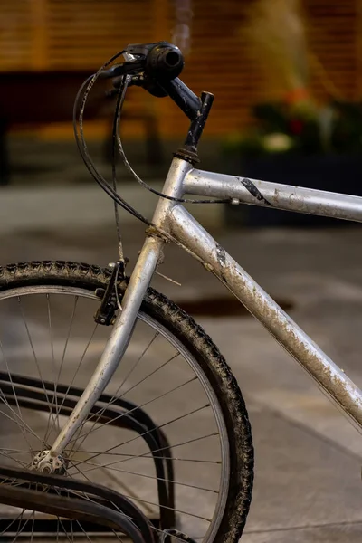더러운 산악자전거 도심에 자전거 선반에 통근하는 사용되었습니다 저녁에 가로등을 형성하는 — 스톡 사진