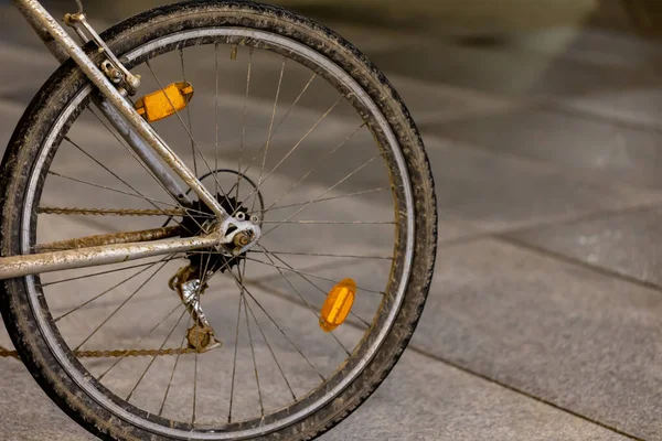 旧的和肮脏的山地自行车 用于通勤停放在市中心的自行车架上 晚上拍的照片 街灯透出微弱的光线 — 图库照片