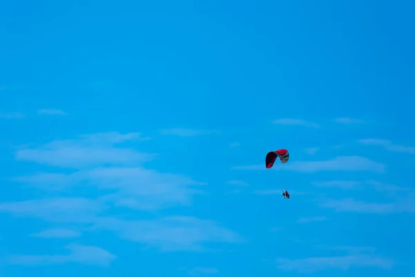 Vzorovaný Paraglid Letící Pozadí Modré Oblohy Fotografie Pořízena Pěkného Počasí — Stock fotografie