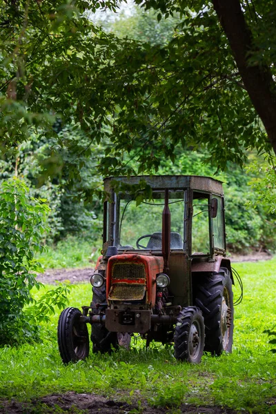 Old Red Tractor Standing Shade Trees Photo Taken Cloudy Day — Stockfoto