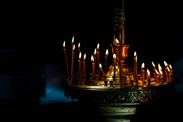 Κερί Πολλά Αναμμένα Κεριά Στο Σκοτεινό Εσωτερικό Της Ορθόδοξης Εκκλησίας — Φωτογραφία Αρχείου