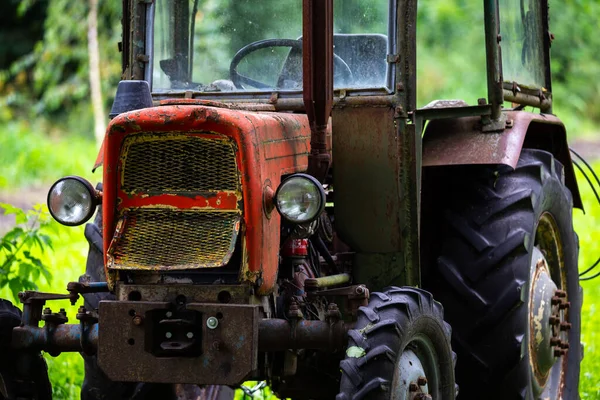 Old Red Tractor Standing Shade Trees Photo Taken Cloudy Day — Stok fotoğraf