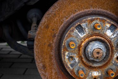 Terk edilmiş bir arabanın paslı fren diskleri. Yumuşak, doğal ışıkla aydınlatılmış nesne