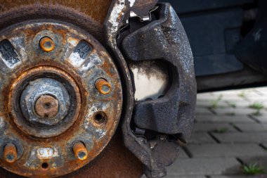 Terk edilmiş bir arabanın paslı fren diskleri. Yumuşak, doğal ışıkla aydınlatılmış nesne
