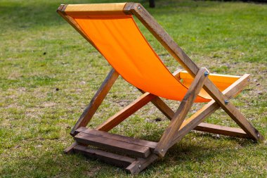 Rahatlama alanındaki katlanabilir renkli bahçe sandalyeleri. Fotoğraf güneşli bir günde çekildi. Gölgeli bir yerde nesneler