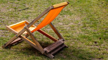 Rahatlama alanındaki katlanabilir renkli bahçe sandalyeleri. Fotoğraf güneşli bir günde çekildi. Gölgeli bir yerde nesneler