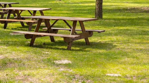 Tische Und Bänke Auf Dem Campingplatz Foto Aufgenommen Einem Sonnigen — Stockfoto