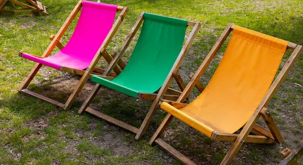 Inklapbare Kleurrijke Tuinstoelen Ontspanningslocatie Foto Genomen Een Zonnige Dag Objecten — Stockfoto