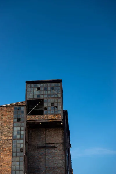 Ruínas Uma Fábrica Industrial Abandonada Paredes Tijolo Fundo Céu Azul — Fotografia de Stock