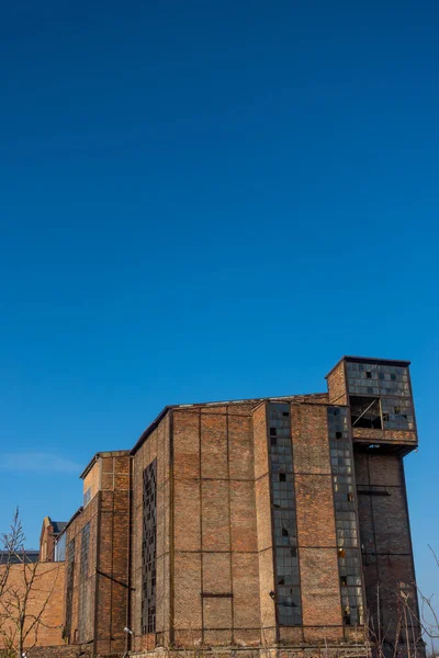 Ruínas Uma Fábrica Industrial Abandonada Paredes Tijolo Fundo Céu Azul — Fotografia de Stock