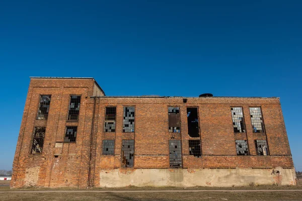 放棄された工業プラントの遺跡 青空を背景にレンガの壁 晴れた日に撮られた写真 — ストック写真