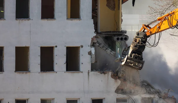 Blízko Kbelíku Bagrem Který Bourá Starou Budovu Nebezpečná Demolice Pracuje — Stock fotografie