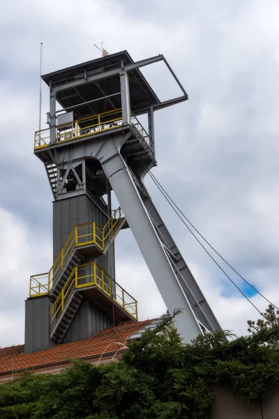 Utsikt Över Gruvschaktet Hisshjul Mot Den Molniga Himlen Objektet Lyses — Stockfoto