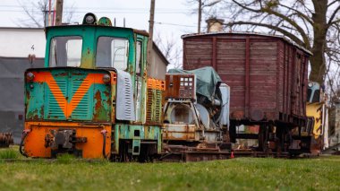 Müzenin tren istasyonunda duran eski, dar bir dizel lokomotif. Fotoğraf bulutlu bir günde çekildi, yumuşak doğal ışık..