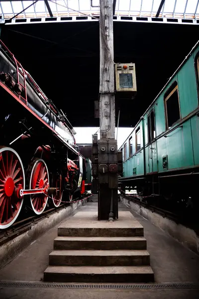 Eine Dampflokomotive Und Alte Personenwagen Stehen Gebäude Des Historischen Lokschuppens — Stockfoto