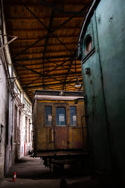 객차들 역사적 기관차 창고의 건물에 있습니다 조건에서 촬영되었습니다 — 스톡 사진