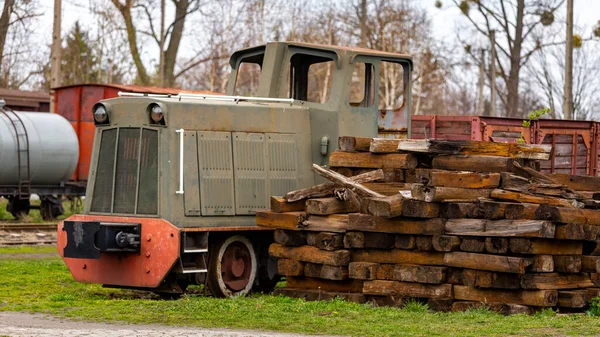 Een Oude Smalle Diesellocomotief Het Station Van Het Museum Foto — Stockfoto