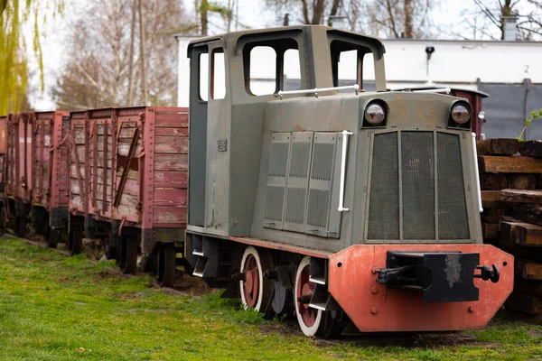 Una Vecchia Locomotiva Diesel Carreggiata Stretta Che Trova Alla Stazione — Foto Stock