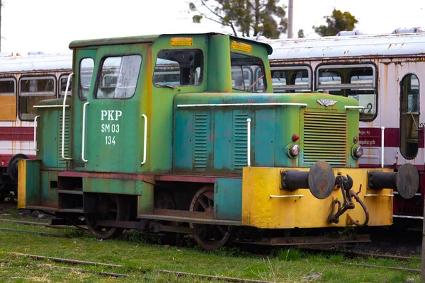 Una Vecchia Locomotiva Diesel Carreggiata Stretta Che Trova Alla Stazione — Foto Stock