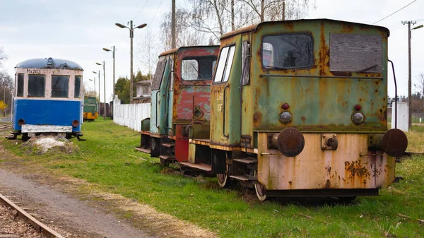 Una Vecchia Stretta Locomotiva Vapore Che Trova Alla Stazione Ferroviaria — Foto Stock
