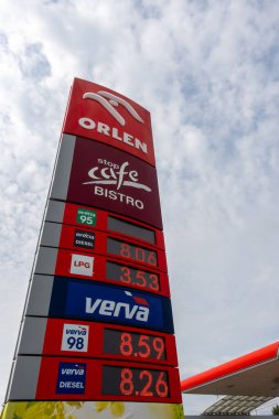 Yakıt fiyatlarını gösteren benzin istasyonu direği. Polonya benzin istasyonlarında fiyat artışı. 