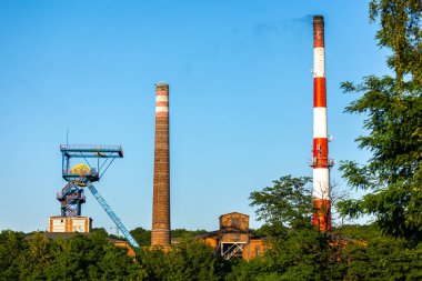 Kapalı bir kömür madeninin şaft kulesi için uzak bir manzara. Enerji krizi sırasında modern dünyada arındırma işlemleri