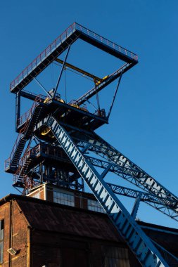 Kapalı bir kömür madeninin şaft kulesi. Enerji krizi sırasında modern dünyada arındırma işlemleri