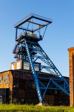 Kapalı bir kömür madeninin şaft kulesi. Enerji krizi sırasında modern dünyada arındırma işlemleri