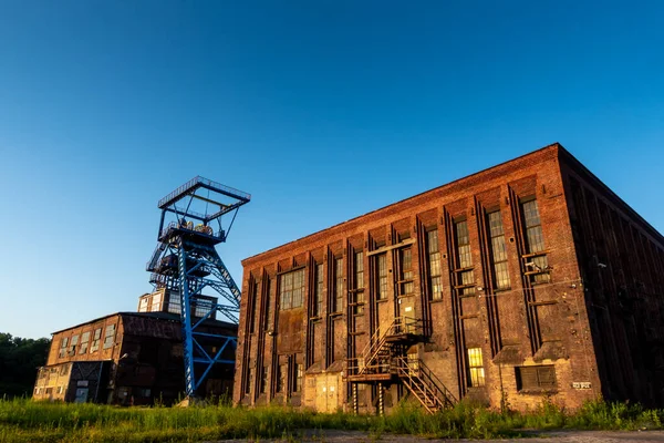 Distant View Shaft Tower Closed Black Coal Mine Decarbonization Processes — Foto de Stock