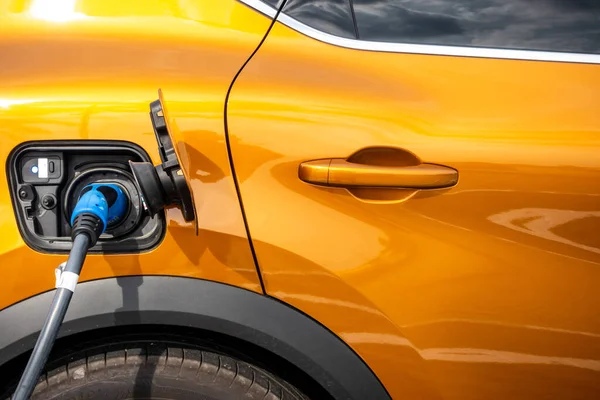 Şarj olurken elektrikli arabanın prizini kapat. Günlük kullanımda modern elektro hareketlilik. 